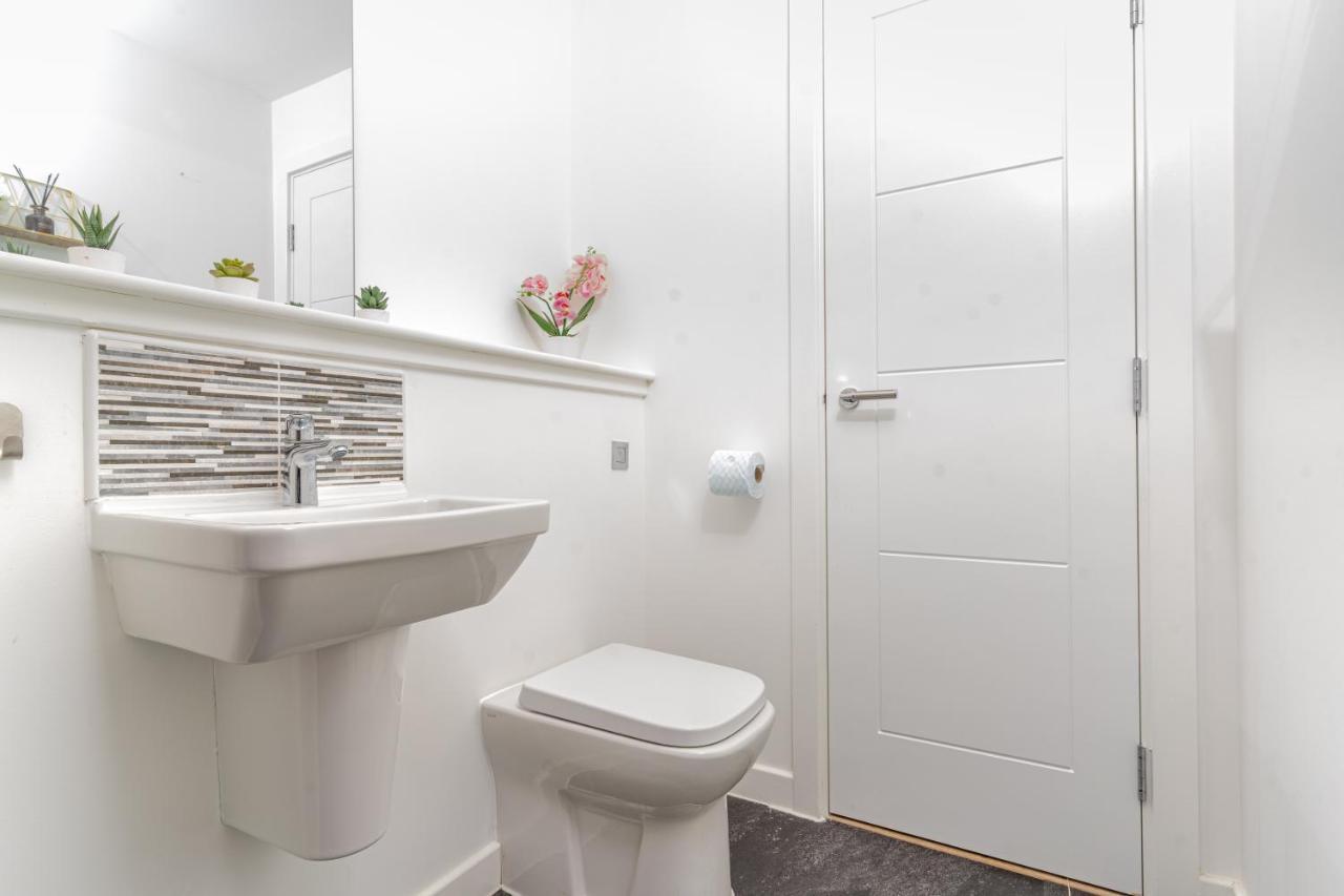 Spacious 3 Bedroom House In Glasgow City With Private Parking & Garden Екстериор снимка