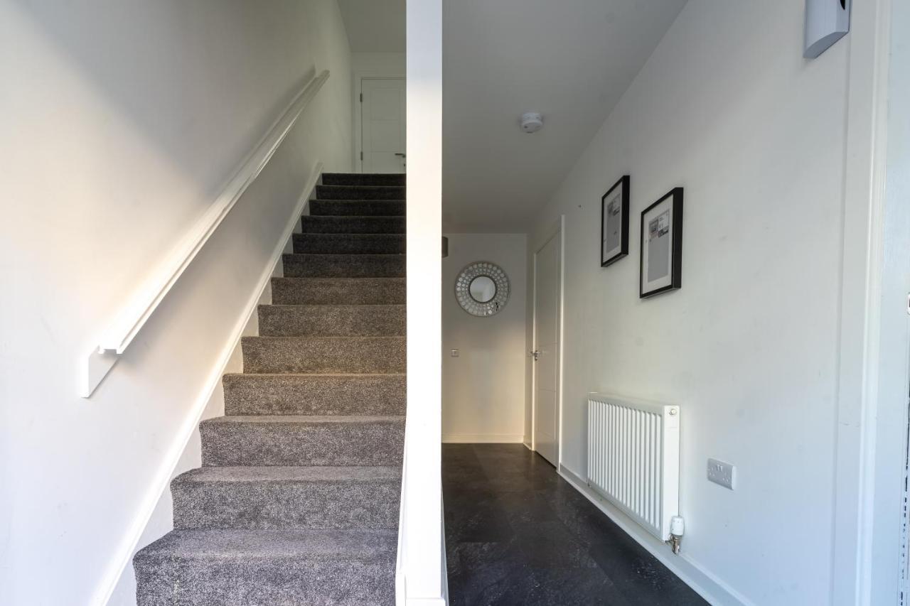 Spacious 3 Bedroom House In Glasgow City With Private Parking & Garden Екстериор снимка